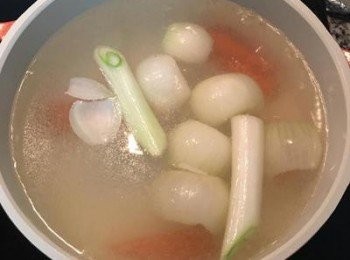 step2: 加水大火煮滾後，改中小火慢熬。