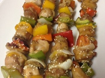 step5: 烤箱 200度預熱，烤箱中層烤十五分鐘即可，韓式辣醬烤雞肉串食譜完成