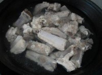 step3: 排骨放入鍋中，加適量水，煮三十分鐘。