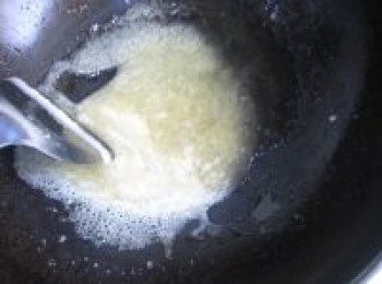 step15: 糖泡慢慢變小，至無泡，這次，糖汁開始微微淡黃。調成小火，還是不斷快速攪動。