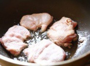 step9: 鍋內放適量的油,待油熱,放入<a href="https://bit.ly/2ZxapeY" target="_blank" data-keyword="雞扒" class="guide-link"><strong>雞扒</strong></a> <span style="display:inline-block;vertical-align:middle;margin-top:-3px;color:initial;border-radius:3px;padding:2px 3px;font-size:12px;line-height:14px;background:#87d300;color:#fff;">即買</span> 煎製