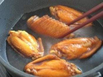 step4: 之後加入瑞士汁和水，醬汁需淹過<a href="https://bit.ly/3zHU5V3" target="_blank" data-keyword="雞翼" class="guide-link"><strong>雞翼</strong></a> <span style="display:inline-block;vertical-align:middle;margin-top:-3px;color:initial;border-radius:3px;padding:2px 3px;font-size:12px;line-height:14px;background:#87d300;color:#fff;">即買</span> 的1/2，用中高火燉煮20分鐘，不需要加蓋，這樣湯汁會很快變得濃稠