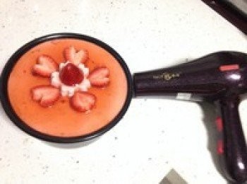 step14: 脫模：吹風機熱風繞著模具吹一圈，然後拿一個杯子放在模具下面，將模具輕輕往下拉，就可以輕鬆並且完美的脫模了。