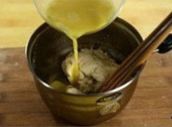 step4: 用筷子把麵糊攪散，使麵糊散熱。等麵糊冷卻到不太燙手（溫度約在60-65攝氏度）的時候，就可以加入雞蛋了。先加入少量雞蛋，完全攪拌到麵糊把雞蛋都吸收以後，再加下一次