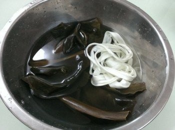 step1: 將乾燥昆布用廚房紙巾沾濕擦拭乾淨後，泡水約20分。 乾燥瓠瓜絲也一起泡入水中，軟化即可拿出，泡太久的話容易斷裂，就很難綁緊了。
