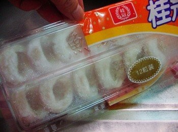 step8: 桂冠魚餃的餃皮是用魚漿壓成0.07公分的超薄餃皮，
吃起來細緻卻有嚼勁，不會粉粉的，
而且比市面上許多品牌更耐煮，
除此之外，每一顆桂冠魚餃，都是由手工細心手捏彎曲，
讓食用者除了味覺的享受外，也能搭配出美妙的視覺享受。