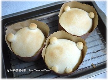 step7: 12 接著放入烤箱裡讓它繼續發酵變大至6分滿的高度13 上火150度 下火200度烤10分後，上火50度 下火200度烤10即可