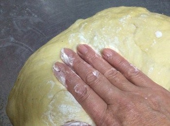 step8: 取出麵團，以手掌輕壓排出麵團中空氣