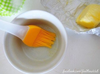 step1: 将容器刷上奶油。均匀的从低部刷到顶部边缘，这会让舒芙蕾完美的直升