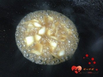 step4: 加水和<span class="group_3">醬汁</span>用少許太白粉水勾芡