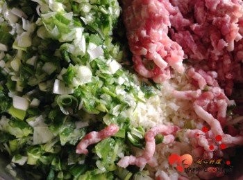 step1: 將高麗菜與蔥切成末,加絞肉與<span class="group_3">調味</span>拌勻(將水分濾乾會更好包)