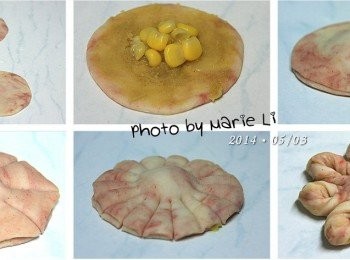 step8: 取一份紅麵糰來做花朵：

先將麵糰分成兩份分別做成兩個圓片狀
其中一片抹上自製的咖哩內餡與玉米粒在中心
然後覆蓋上另一片麵糰，預留花心的位置
先等切成四份、八份、再切成十六份
做成有著八片花瓣的小花

另一份紅麵糰也以相同的方式做成小花備用