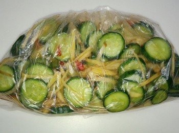 step3: 將所有<span class="group_1">材料</span>和<span class="group_2">調味料</span>全部放進塑膠袋中,將空氣擠出,放入冰箱醃漬1-2天即可食用