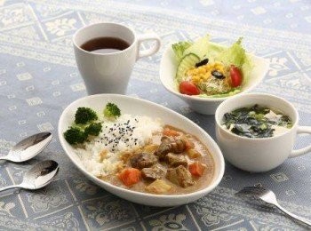 step2: 接著再加入燉煮好的牛肋條中再以小火煮10分鐘就完成了。再把煮好的咖哩淋在熱騰騰的白飯上即可享用-「東湖吉田海軍咖哩」。facebook：吉田海軍日式咖哩專賣店 
老闆Peter過去20多年來都在傳播媒體及行銷公關領域發展，後來因為罹患癌症，人生有了轉折，在摯友的鼓勵下毅然決然投入餐飲，於去年１０月中旬過世。 
https://www.facebook.com/YashidaNavyCurry