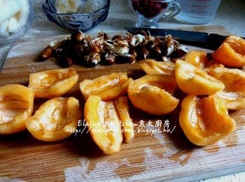 step1: 枇杷果及貢梨去皮  , 分別將貢梨去芯切薄片 , 枇杷果切半去白色膜及核