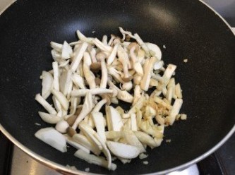 step4: 中火開鑊，先加少1茶匙油炒好蒜蓉，再加入松茸菇、白菇和雞脾菇莖一起拌炒2分鐘。