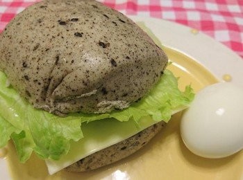 step2: 電鍋跳起，饅頭蒸熟後，將饅頭對切。在對切的饅頭上，放上起士片，舖上結球萵苣，完成囉！