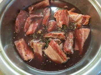 step2: 牛肋條切5公分大小(煮過會縮水)洗淨吸乾血水.前一晚泡紅酒及少許香料醃至少3小時