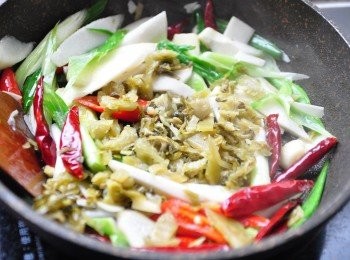 step5: 再放入酸菜拌炒