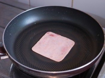 step4: 把火腿下鍋煎熱兩面，盛起備用。