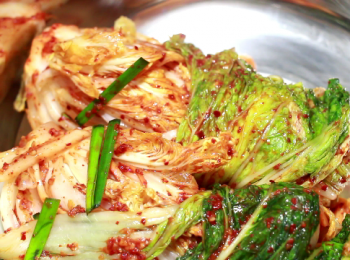 step15: 醃泡菜的容器最好是玻璃、陶瓷或不锈鋼。醃泡時沒有密封的要求。略為蓋上鍋盖即可。
建議先把泡菜放在比較大的容器。經過發酵, 體積會縮小, 再移至小的器皿放冰箱。