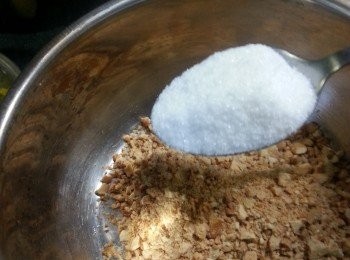 step4: 將砂糖加入腰果碎內拌勻