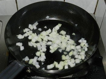 step2: 起一油鍋，炒香洋蔥丁