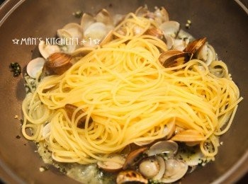 step4: 最後加入義大利麵並將麵炒到喜歡的軟硬度後，再灑上適量的巴西里末和辣椒末就可以起鍋盛盤了。