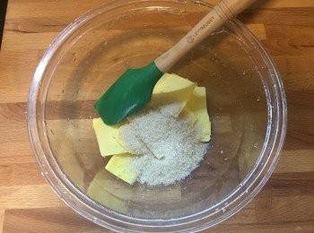 step1: 將糖同牛油搞混。