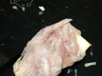 step2: 將菇蒂碎加到蝦滑, 拌勻, 釀落鮮冬菇, 茄子