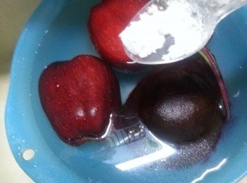 step1: 蘋果及紅菜頭洗淨後加入半茶匙食用疏打粉浸5分鐘(作用是去除農藥)