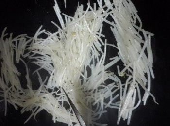 step7: 銀芽落油鍋炒熟，加入少許幼鹽調味，盛起