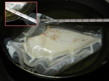 step2: 水溫攝氏70度來煮<a href="https://bit.ly/3EZL8dD" target="_blank" data-keyword="雞胸" class="guide-link"><strong>雞胸</strong></a> <span style="display:inline-block;vertical-align:middle;margin-top:-3px;color:initial;border-radius:3px;padding:2px 3px;font-size:12px;line-height:14px;background:#87d300;color:#fff;">即買</span> 肉，約20分就可以煮熟囉~