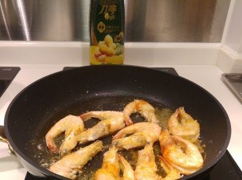 step3: 預熱橄欖花生油, 油熱後將蝦炸到表面金黃色。