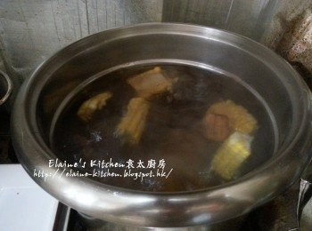 step4: 煲內放入粟米 , 栗子 , 蜜棗 , 加入適量水用中火煲30分鐘