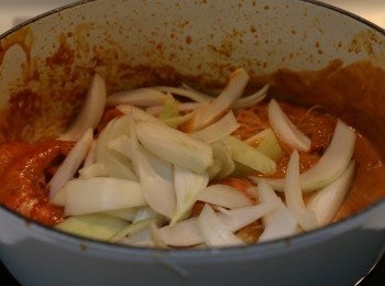 step4: - 加入餘下椰漿 (如太乾可以加入適量水)
- 加入魚露及糖 (自行試味)
- 最後加入粉絲及洋蔥