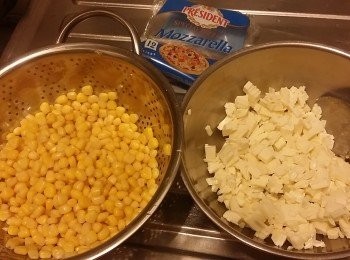 step2: 餡料:  約41gx9
1. 芝士拆去所有膠套後疊起切細粒備用。
2. 粟米粒隔乾水份，以免造型時太濕，難埋口。