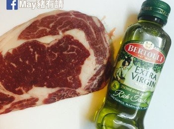step1: 牛扒切約2cm X 2cm小粒，用1湯匙橄欖油和黑椒拌勻稍醃。