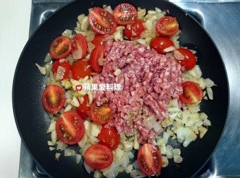 step5: 放入豬絞肉拌炒。