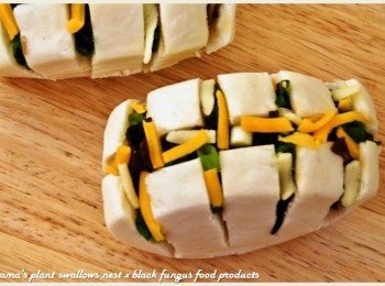 step5: 適量地將乳酪絲放入至鮮奶饅頭的縫隙中與表層上。