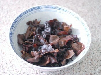 step1: 先用開水泡發黑木耳（乾燥的黑木耳才需要）然後將黑木耳放入沸水內，煮約3至4分鐘，撈起瀝乾水份。將黑木耳切去蒂頭，用手撕成小塊