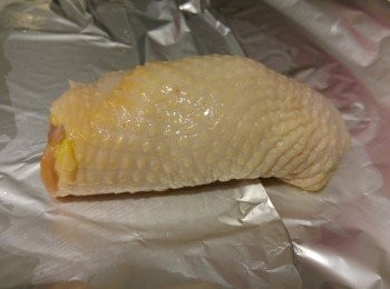step4: 先鋪上一層錫紙，再將雞脾肉捲成一卷，再用錫紙緊緊包好，頭尾錫紙擰實收口。