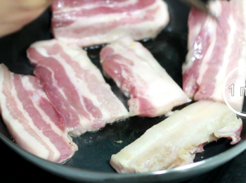 step4: 用的火侯不用猛, 用中小火來烹調即可。
差不多一分鐘後就開始翻面。