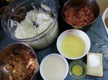 step3: 準備各材料:冬瓜刨絲,馬蹄粉4湯匙用6湯匙水開溶