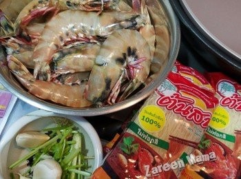 step1: 蝦洗淨，剪去蝦鬚及頭部嘅尖端，抹乾備用。芫荽洗淨，切開葉部及根部留用。粉絲浸水。肥豬腩肉洗淨切薄片。