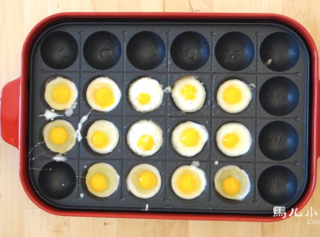 step3: 沒有技巧，非常簡單的把蛋打進去