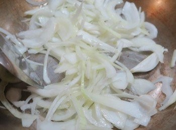 step2: 少許油小火炒香洋蔥