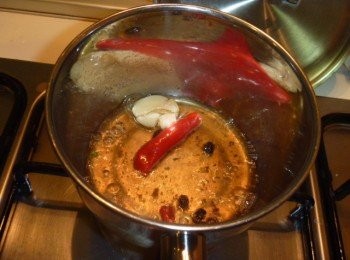 step2: 取小鍋子,倒入所有調味料,蒜碎及辣椒煮滾,出香氣後續倒入昆布柴魚高湯.