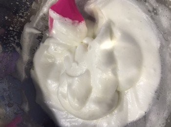 step4: 蛋白泡沫加入數滴檸檬汁，粟粉及30g 砂糖，高速打至濕性發泡 （即表面略濕有光澤，泡沫細緻，拿起電動打蛋器泡沫有尖三角形情現），放2分鐘，檢查蛋白底部有冇粗大泡沫，如有，再打幾分鐘。