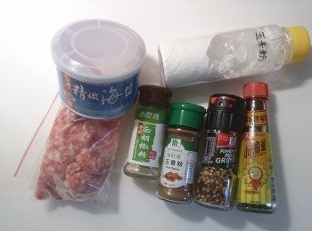 step3: 將豬絞肉置於塑膠袋內，放入<span class="group_2">調味a</span>(鹽巴.白胡椒粉.磨研黑胡椒粒.五香粉.玉米粉.香油皆適量），搓揉均勻放冰箱備用
